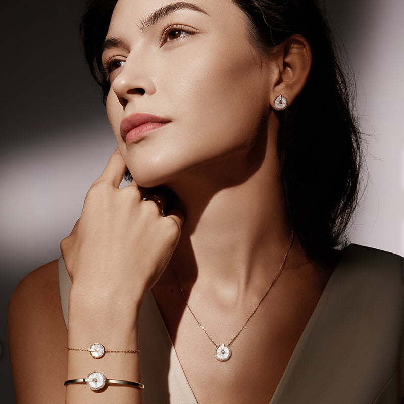 YVONLI CHOSEN ONE series FROST NACRE mother-of-pearl full diamonds Pendant 18 Karat Gold Necklace (L)