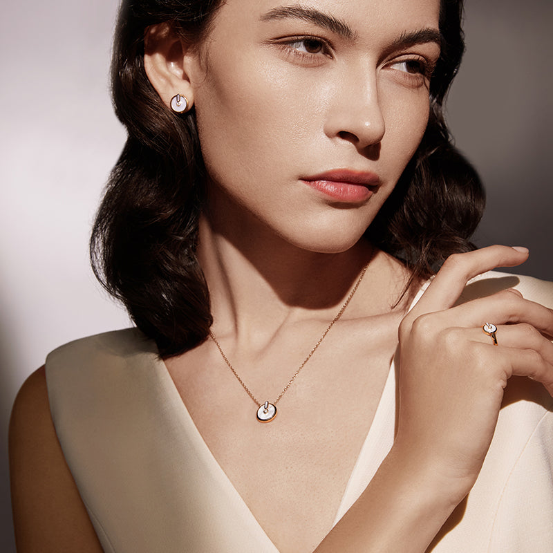 YVONLI CHOSEN ONE series FROST NACRE mother-of-pearl single-diamond Pendant 18 Karat Gold Necklace